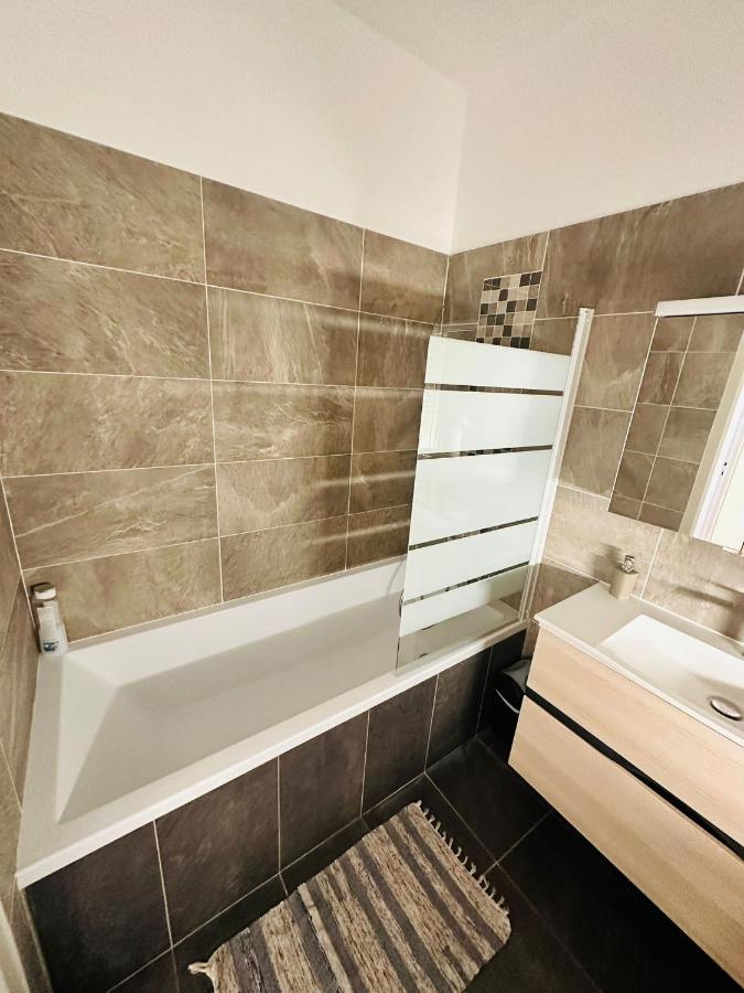 Appartement Lumineux Et Spacieux 2 Chambres Avec Parking Gratuit Dans La Rue แปร์ปินญอง ภายนอก รูปภาพ